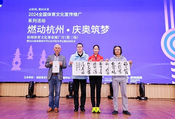 王麗萍與藝術(shù)家們共同創(chuàng)作主題作品。主辦方供圖