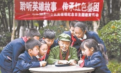 圖為89歲的抗美援朝老兵楊克美在向孩子們講述英雄故事。徐偉攝