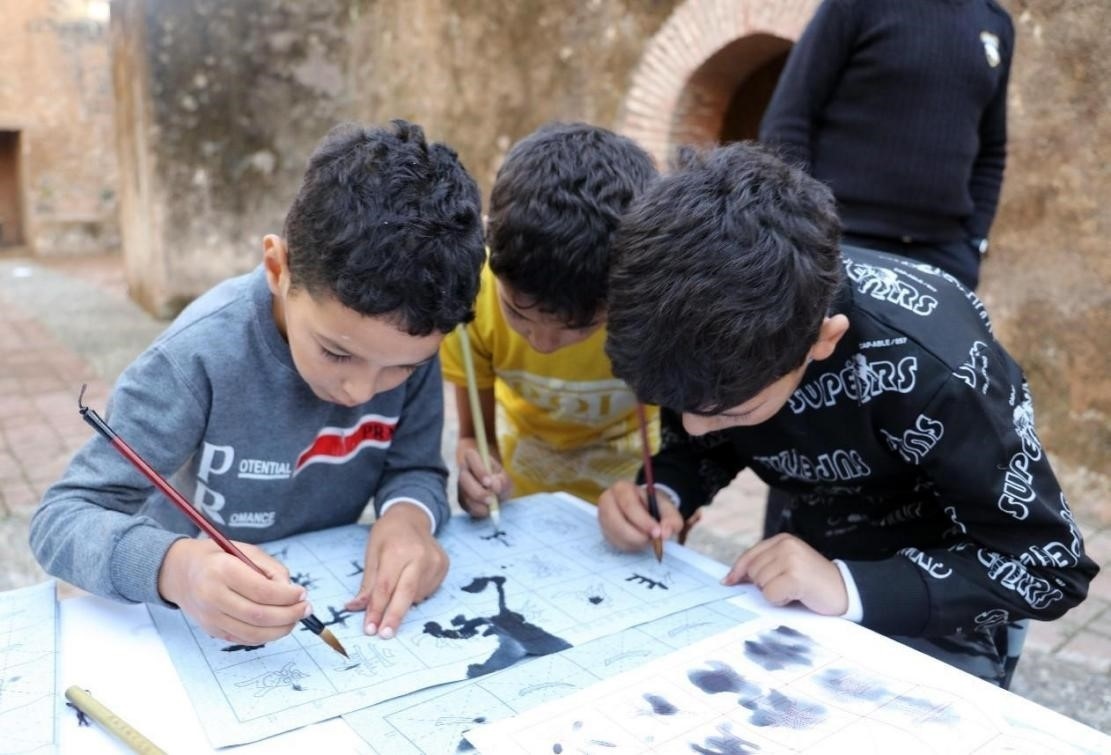 一起學(xué)書法。拉巴特中國文化中心供圖