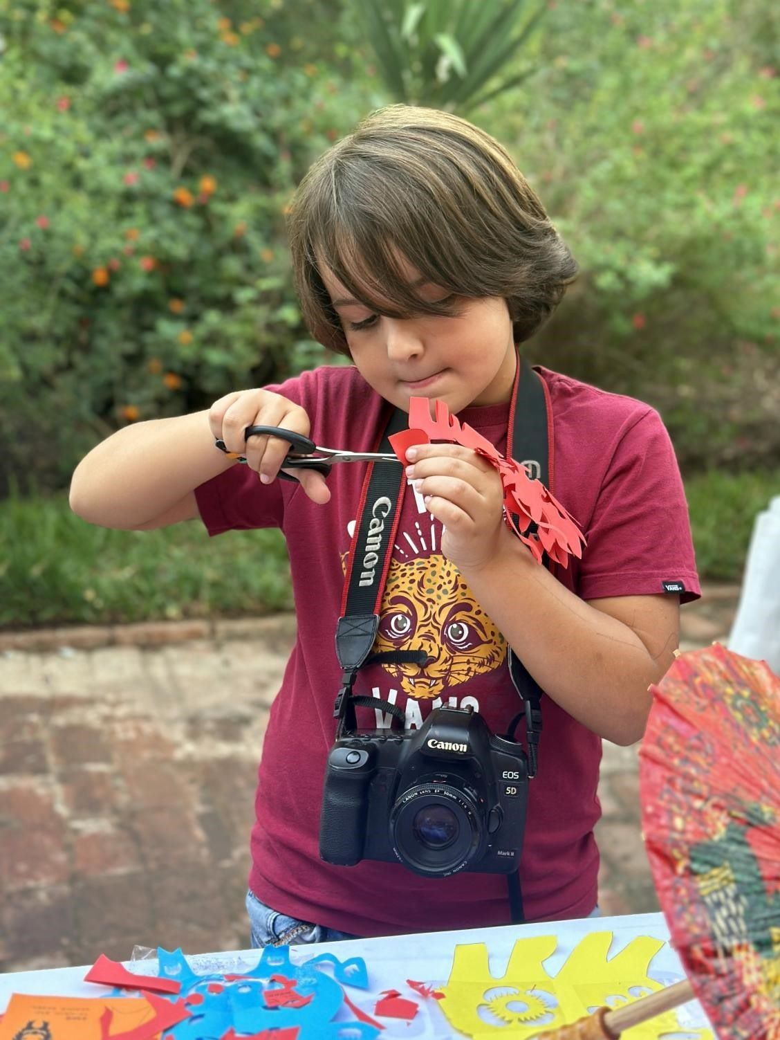 專心致志學(xué)剪紙。拉巴特中國文化中心供圖