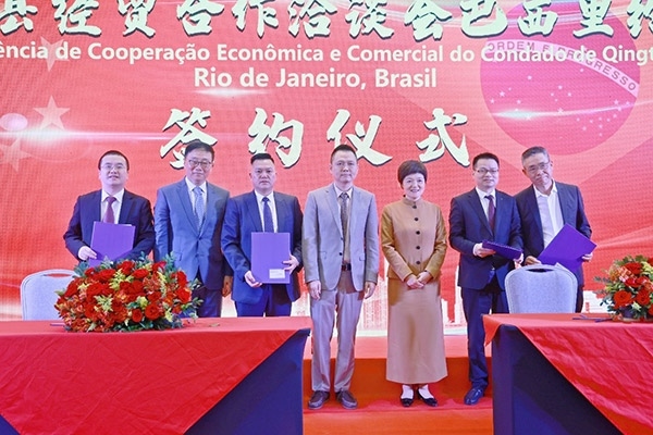 企業(yè)家在活動現(xiàn)場參與項目簽約儀式。人民網(wǎng)記者 陳海琪攝