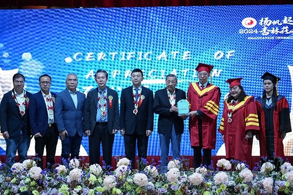 菲律賓首家中醫(yī)學院——岐黃中醫(yī)學院在馬尼拉舉行首屆畢業(yè)典禮。人民網(wǎng)記者 樊帆攝