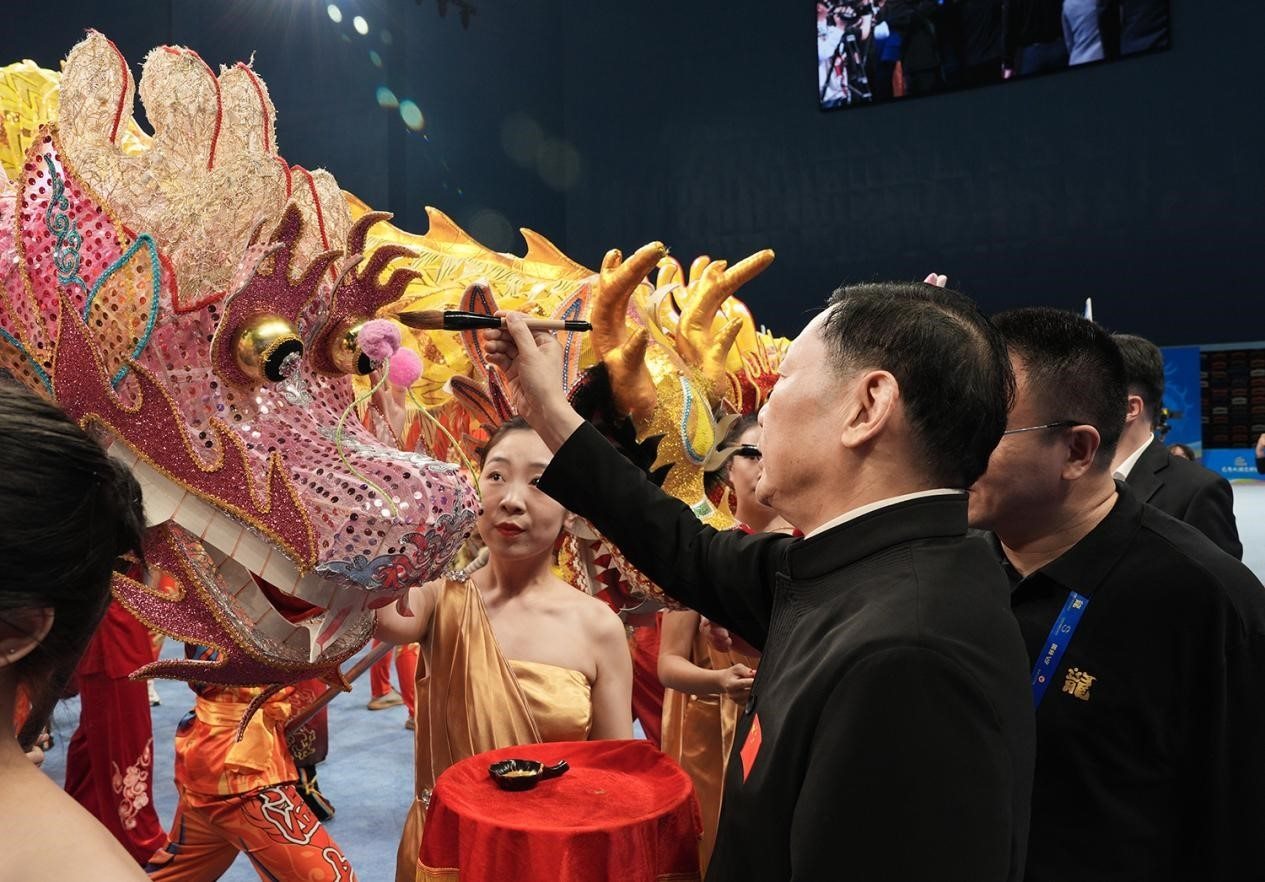 出席開賽儀式的領(lǐng)導(dǎo)及嘉賓共同為參賽龍獅隊(duì)點(diǎn)睛。（受訪者供圖）