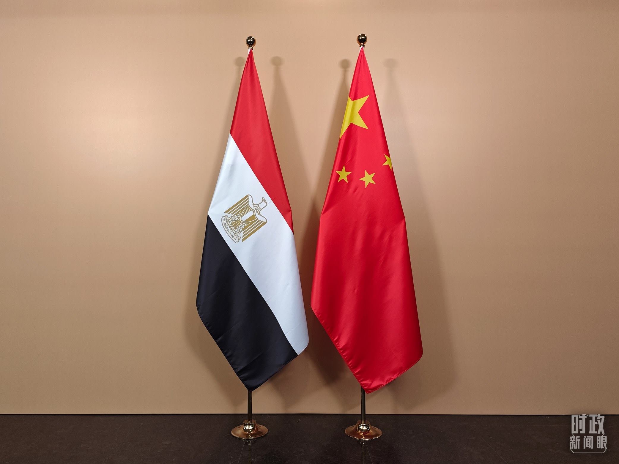 △ 會(huì)見廳外的中國埃及兩國國旗。（總臺(tái)央視記者彭漢明拍攝）