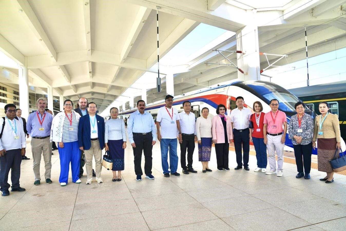 東盟議會(huì)聯(lián)盟大會(huì)代表團(tuán)與中老鐵路“瀾滄號(hào)”動(dòng)車合影留念。老中鐵路有限公司供圖