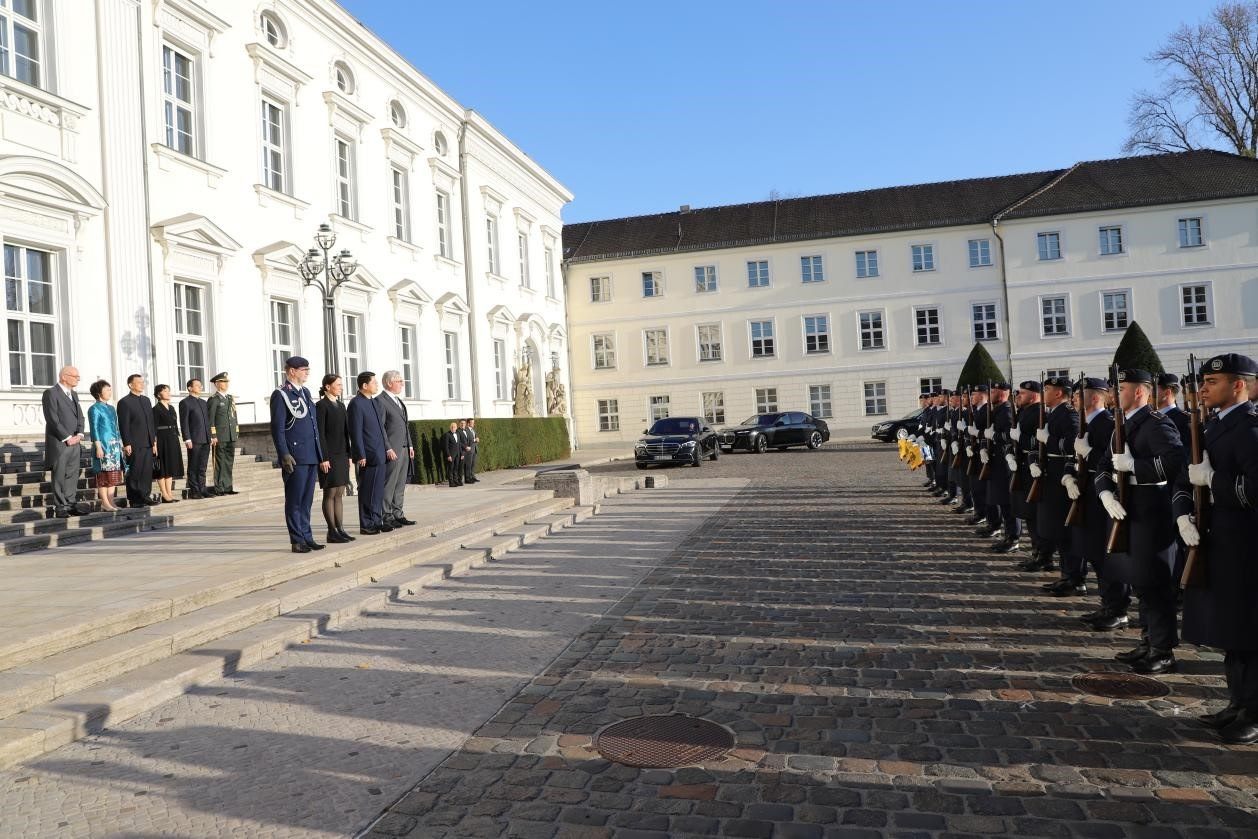 新任中國(guó)駐德國(guó)大使鄧洪波向德國(guó)總統(tǒng)施泰因邁爾遞交國(guó)書。中國(guó)駐德國(guó)大使館供圖