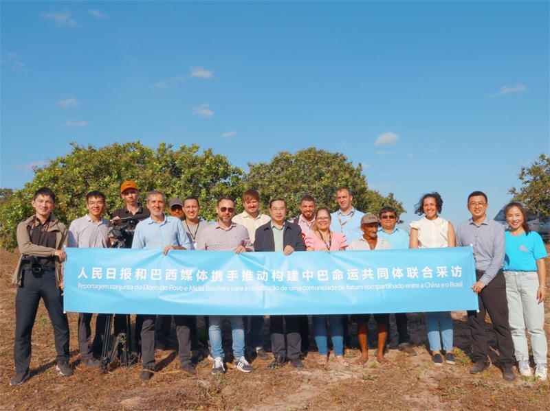 當(dāng)?shù)貢r(shí)間10月24日至25日，人民日報(bào)社攜手巴西主流媒體在巴西東北部北里奧格蘭德州開展聯(lián)合采訪，拉開了以“攜手推動(dòng)構(gòu)建中巴命運(yùn)共同體”為主題的人民日報(bào)和巴西媒體聯(lián)合采訪序幕。圖為參加聯(lián)合采訪的中巴兩國記者與受益于中國企業(yè)扶貧項(xiàng)目的若昂卡馬拉市民眾合影。 人民日報(bào)和巴西媒體聯(lián)合采訪團(tuán)供圖