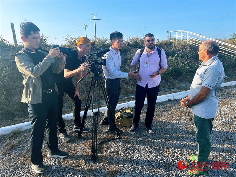 聯(lián)合采訪團(tuán)正在采訪因苦咸水淡化項(xiàng)目受益的當(dāng)?shù)孛癖?。人民網(wǎng)記者 陳一鳴攝