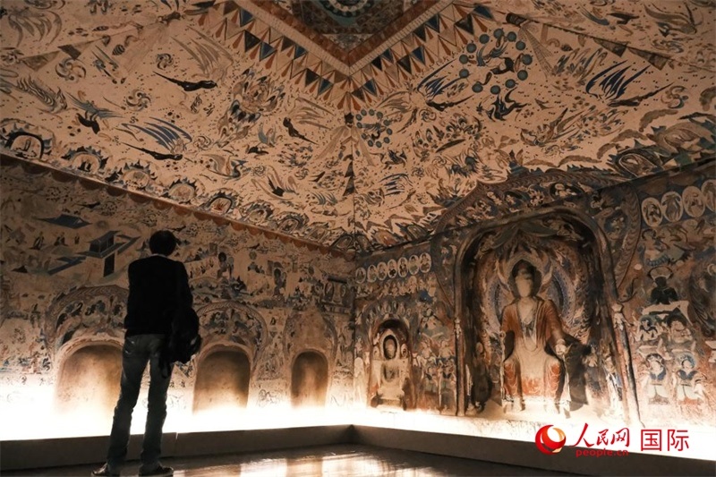 觀(guān)眾仿佛置身于數(shù)字復(fù)原的敦煌第285窟。人民網(wǎng)記者 尚凱元攝 