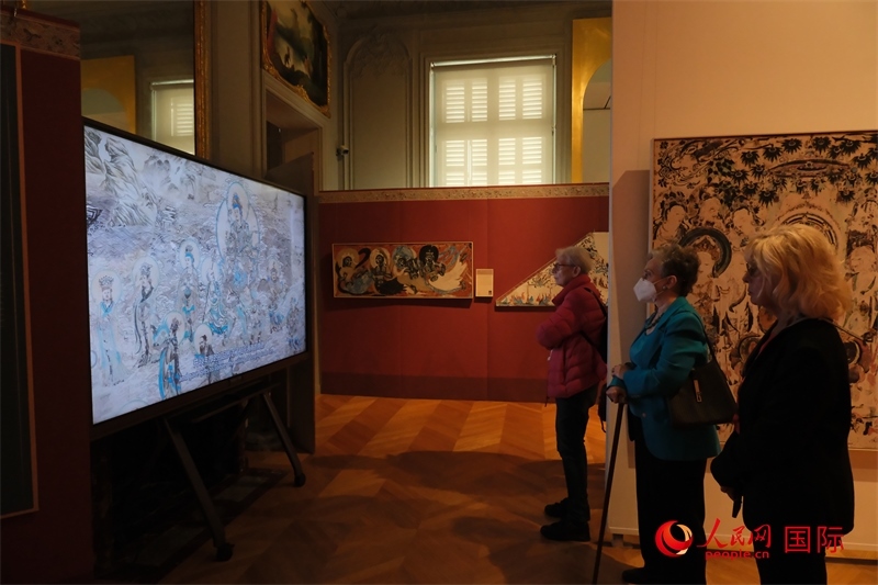 觀(guān)眾在展臺(tái)觀(guān)看錄像講解。人民網(wǎng)記者 尚凱元攝