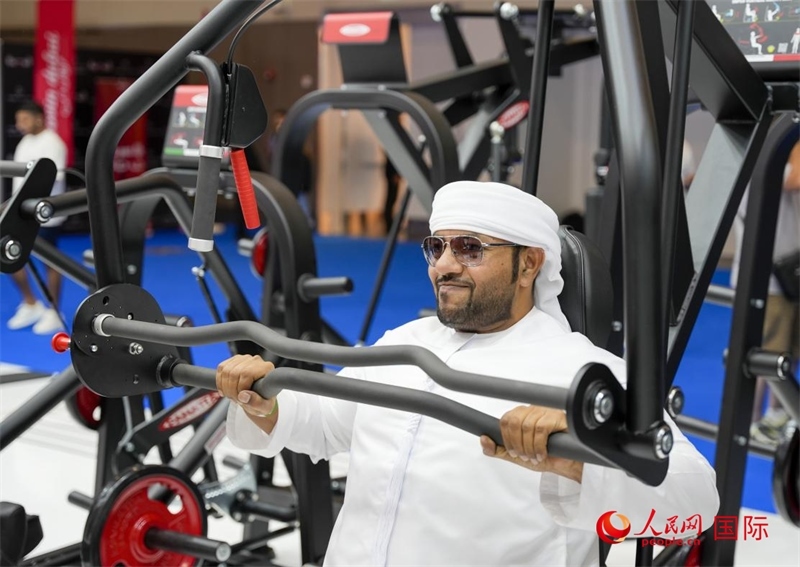 一名觀眾在體驗(yàn)健身器材。人民網(wǎng)中東中心分社塔里克·易卜拉欣攝