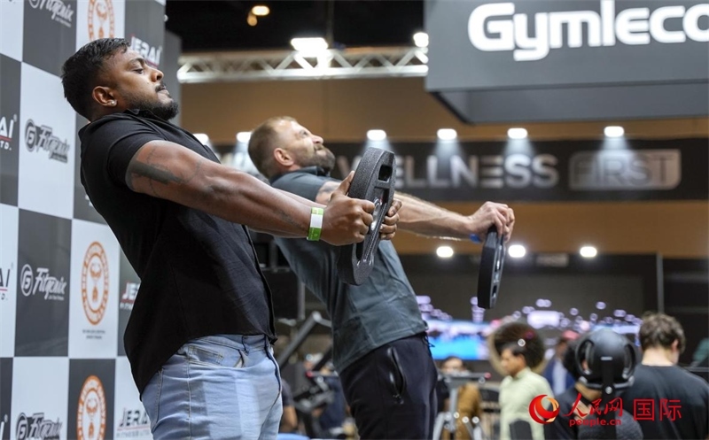 觀眾參加舉重物比賽。人民網(wǎng)中東中心分社塔里克·易卜拉欣攝