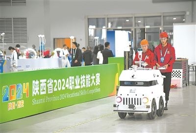 參賽選手在陜西省2024職業(yè)技能大賽新能源汽車智能化技術(shù)賽項比賽中。新華社記者 張博文攝