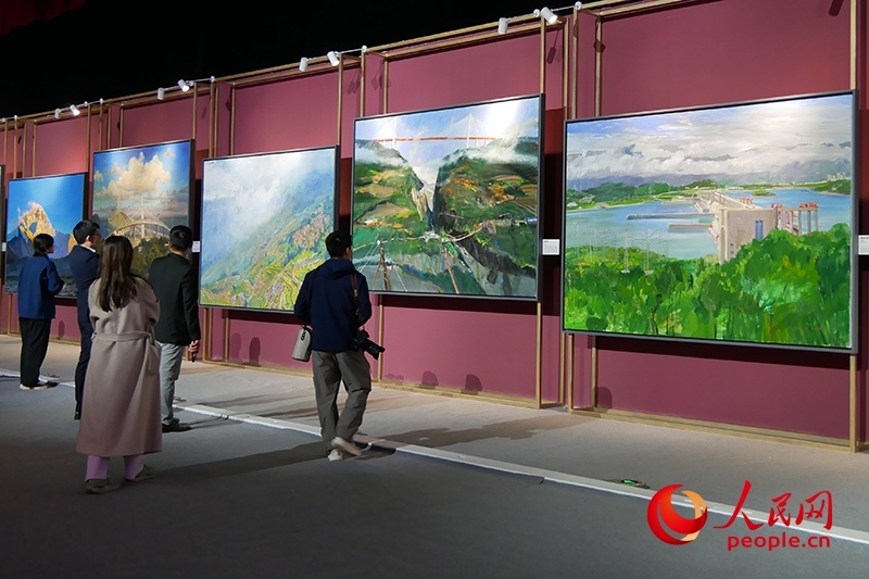 觀眾正在欣賞畫作。人民網(wǎng)記者 韋衍行攝