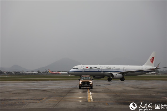 國航上?！觾?nèi)首班飛機抵達河內(nèi)內(nèi)排機場。人民網(wǎng)記者 楊曄攝