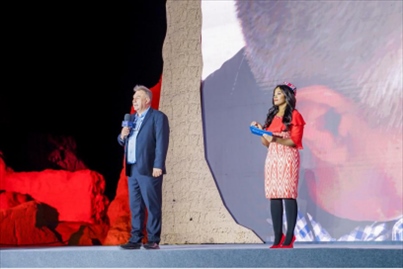 丹尼（左一）在“何以中國·五星出東方”網絡主題宣傳活動現(xiàn)場演講。人民視頻供圖