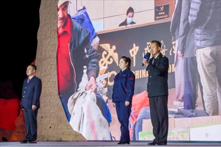 張曉波（右一）在“何以中國(guó)·五星出東方”網(wǎng)絡(luò)主題宣傳活動(dòng)現(xiàn)場(chǎng)演講。人民視頻供圖