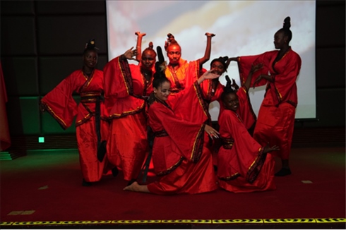 孔子學院的學生表演中國舞《昭君出塞》。主辦方供圖