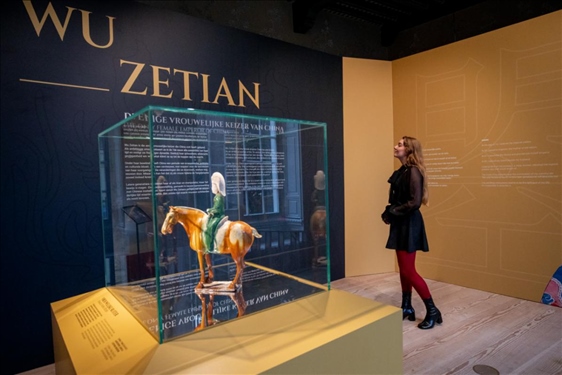 圖為觀眾在參觀“一代女皇武則天展”。（中華人民共和國(guó)駐荷蘭王國(guó)大使館供圖）