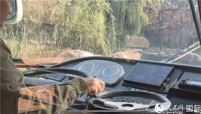 鄭州銀基動物王國水陸兩棲觀光車駕駛室。人民網(wǎng) 謝瑩攝