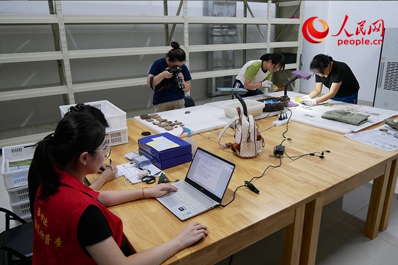 普查隊員們正在庫房內(nèi)工作。人民網(wǎng)記者 韋衍行攝