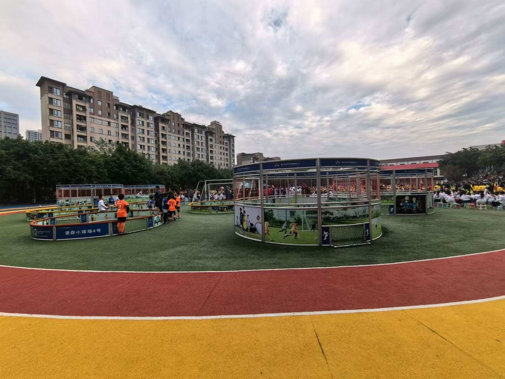 珊瑚魯能小學(xué)里的迷你足球場(chǎng)。 人民網(wǎng)記者 楊磊攝