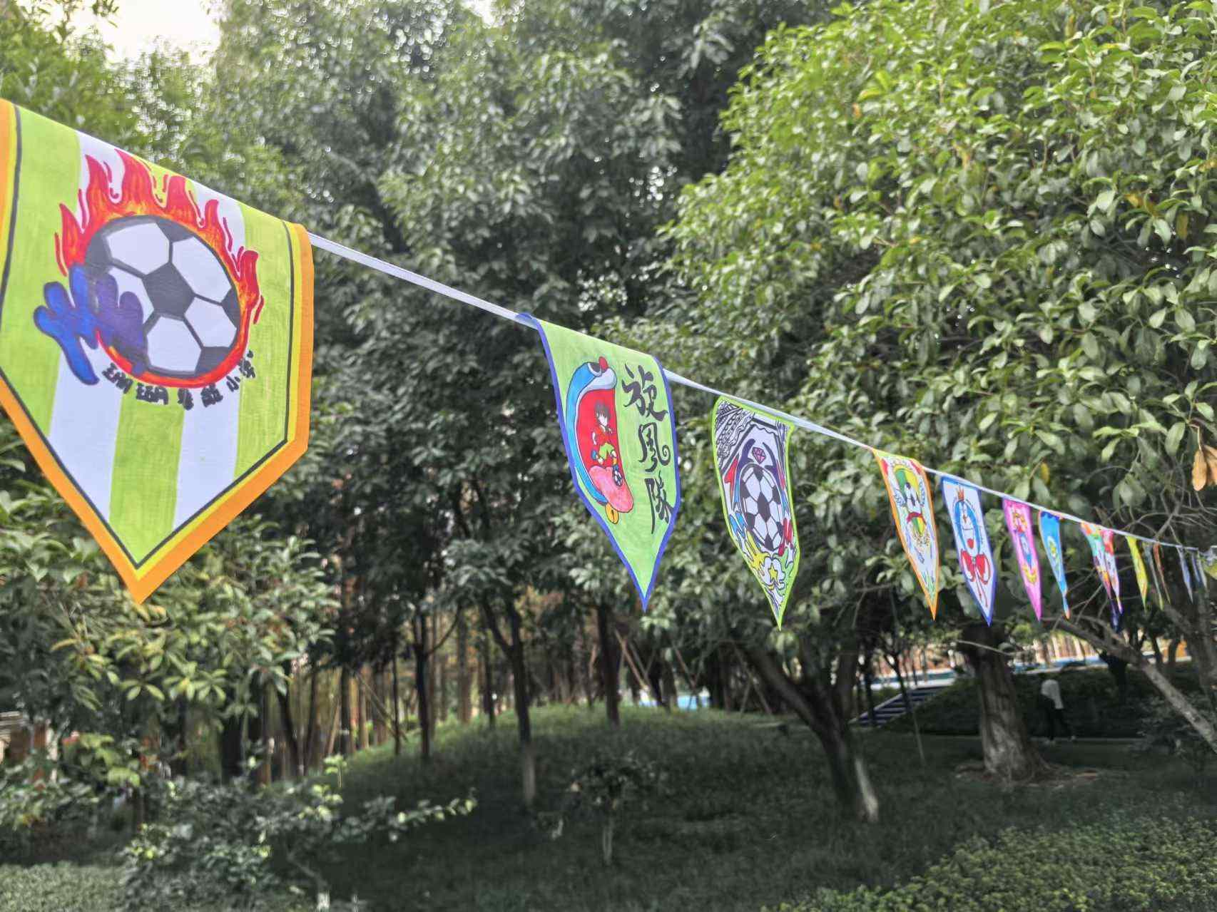 珊瑚魯能小學(xué)學(xué)生們手繪的“班超”隊(duì)徽。 人民網(wǎng)記者 楊磊攝