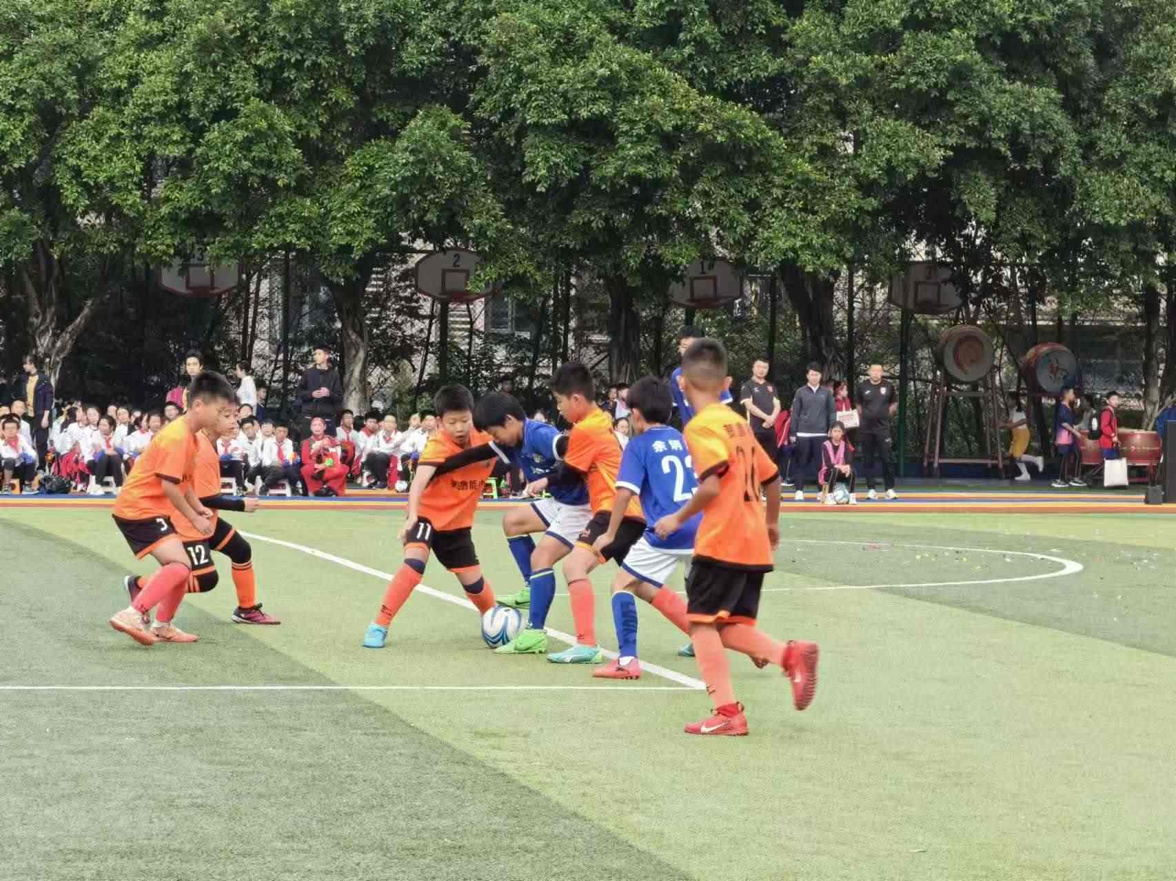 珊瑚魯能小學(xué)的學(xué)生們?cè)谶M(jìn)行足球比賽。 人民網(wǎng)記者 楊磊攝