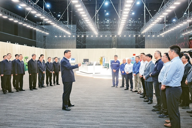 2024年10月17日至18日，中共中央總書記、國家主席、中央軍委主席習(xí)近平在安徽考察。這是17日下午，習(xí)近平在合肥濱湖科學(xué)城考察時(shí)，同現(xiàn)場科研人員和企業(yè)負(fù)責(zé)人親切交流。 新華社記者 鞠鵬/攝