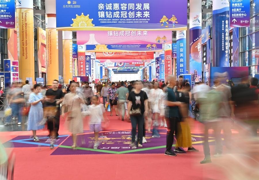 2024年9月28日，觀眾在廣西南寧市舉行的第21屆中國(guó)—東盟博覽會(huì)上參觀。新華社記者 周華 攝
