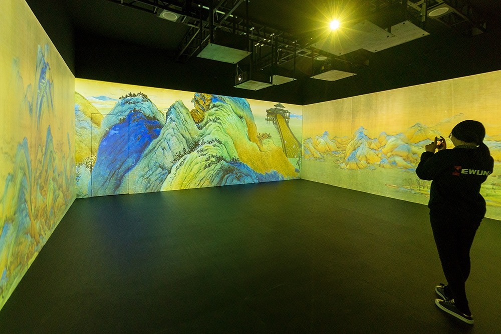 2019年1月29日，上海，市民在“千里江山圖科技藝術展”上參觀北宋名畫《千里江山圖》的AR全景展示并打卡拍照。