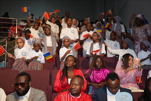 現(xiàn)場觀眾與決賽選手熱情互動。中國石油非洲公司供圖