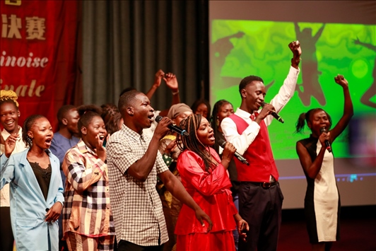 孔子學院的同學們演唱中文歌曲《明天會更好》。中國石油非洲公司供圖