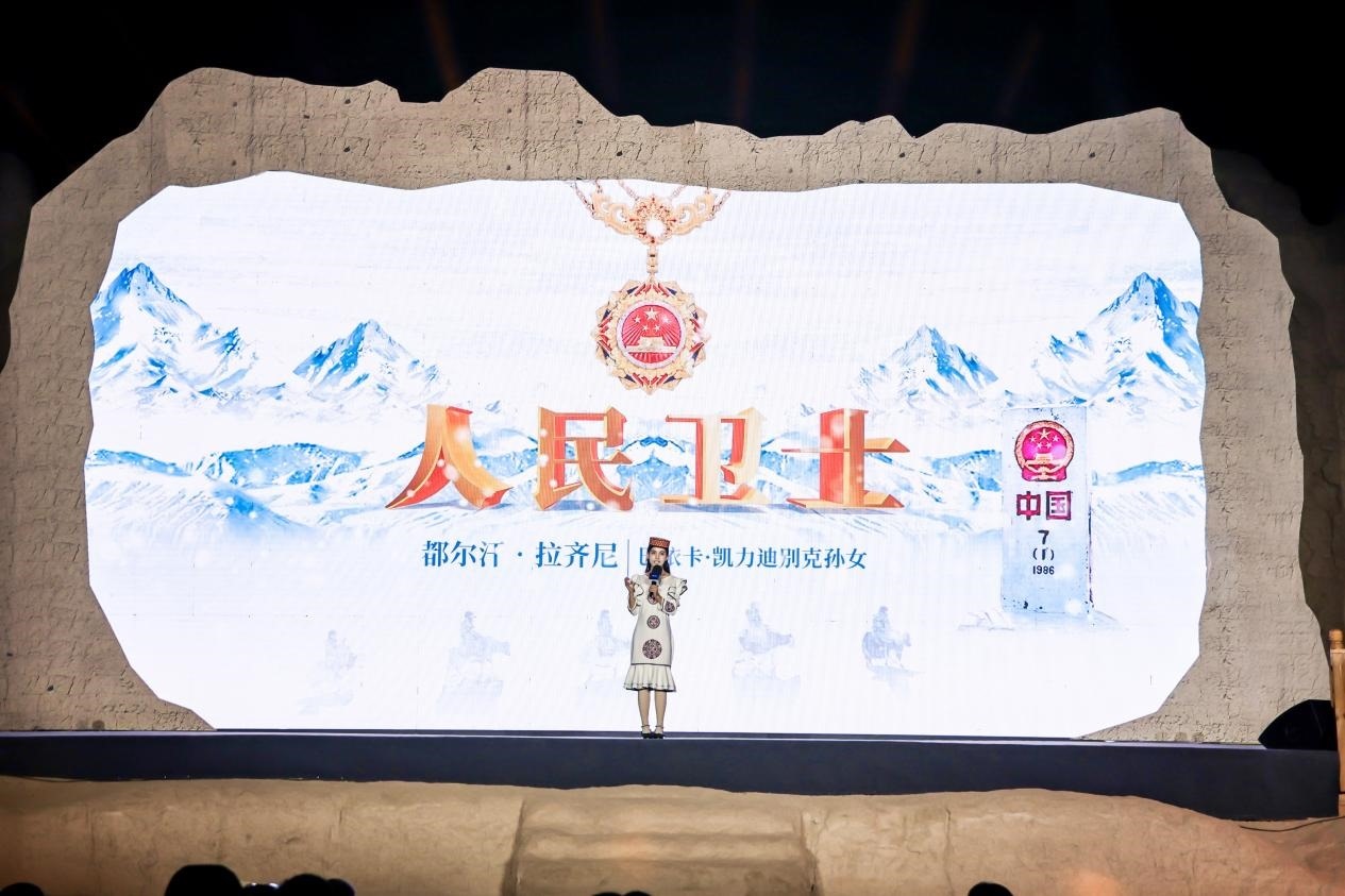 都爾汗·拉齊尼在“何以中國(guó)·五星出東方”網(wǎng)絡(luò)主題宣傳活動(dòng)現(xiàn)場(chǎng)演講。人民視頻供圖