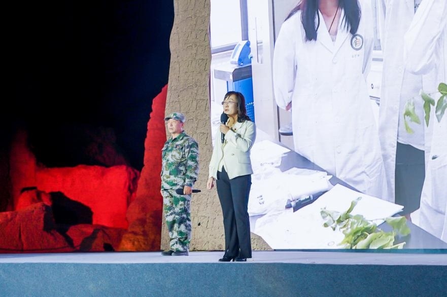 吳翠云（右一）在“何以中國(guó)·五星出東方”網(wǎng)絡(luò)主題宣傳活動(dòng)現(xiàn)場(chǎng)演講。人民視頻供圖