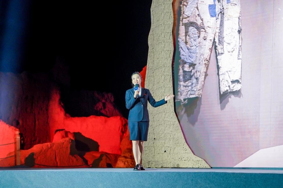 顧晨葉在“何以中國(guó)·五星出東方”網(wǎng)絡(luò)主題宣傳活動(dòng)現(xiàn)場(chǎng)演講。人民視頻供圖