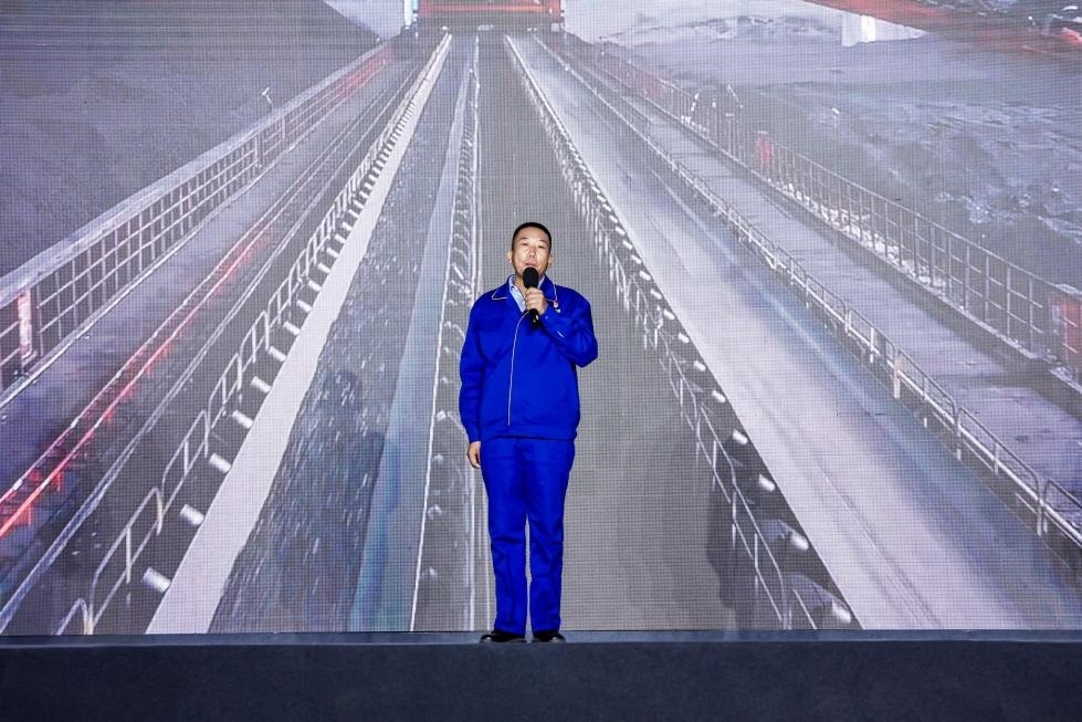 邵旭鵬在“何以中國(guó)·五星出東方”網(wǎng)絡(luò)主題宣傳活動(dòng)現(xiàn)場(chǎng)演講。人民視頻供圖