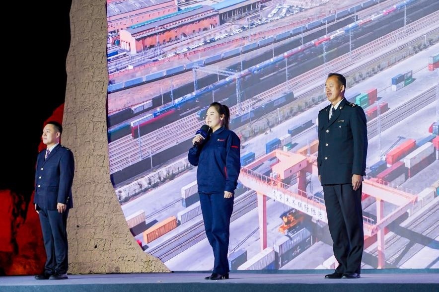 早吾扎?哈力賽（左二）在“何以中國(guó)·五星出東方”網(wǎng)絡(luò)主題宣傳活動(dòng)現(xiàn)場(chǎng)演講。人民視頻供圖