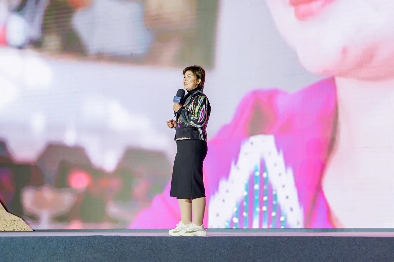 如克亞木·麥提賽地在“何以中國(guó)·五星出東方”網(wǎng)絡(luò)主題宣傳活動(dòng)現(xiàn)場(chǎng)演講。人民視頻供圖