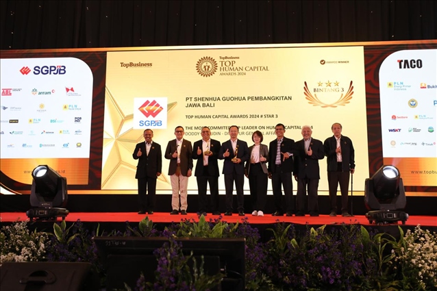 國能印尼爪哇發(fā)電公司董事長趙志剛(左四)與其他獲獎?wù)吆嫌啊苡∧嶙ν郯l(fā)電公司供圖