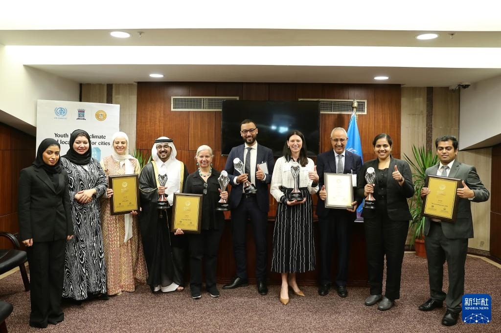 10月31日，在埃及亞歷山大，獲得第二屆全球可持續(xù)發(fā)展城市獎（上海獎）的城市代表合影。新華社記者 王東震 攝