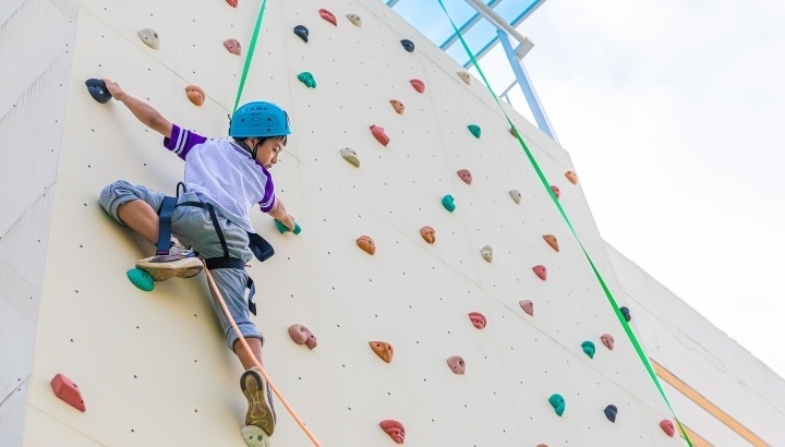 浙江臺州，正在學(xué)習(xí)攀巖課程的小學(xué)生