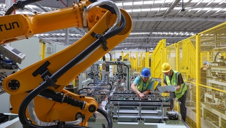 江蘇昆山，智能生產(chǎn)線上人機(jī)協(xié)同作業(yè)