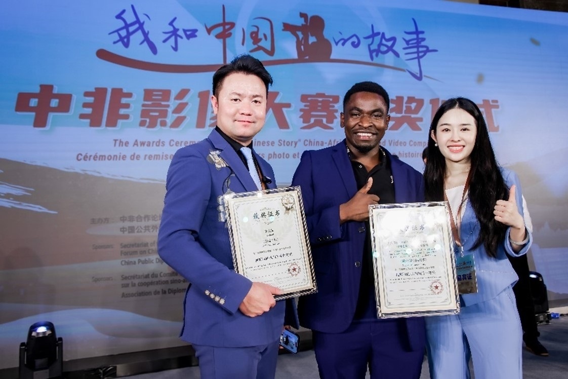 王曉樂（中）與其他嘉賓合影。主辦方供圖