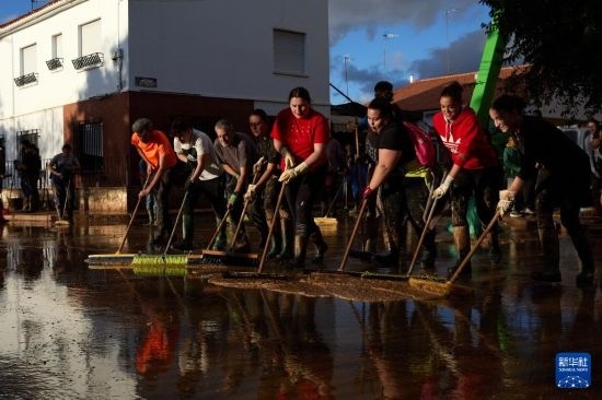 11月2日，居民在西班牙烏鐵爾清理房屋。新華社記者 孟鼎博 攝