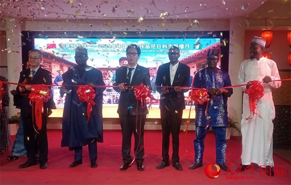 嘉賓們?yōu)橛耙曊共ピ禄顒蛹舨?。人民網(wǎng)記者 姜宣攝