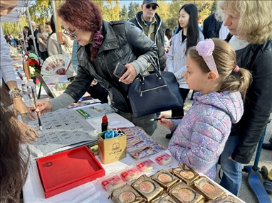 活動現(xiàn)場外賓體驗中國書法。 中國駐保加利亞大使館供圖。