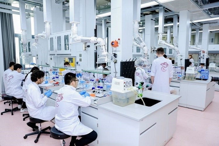 中外學(xué)生同堂做實驗。深北莫供圖