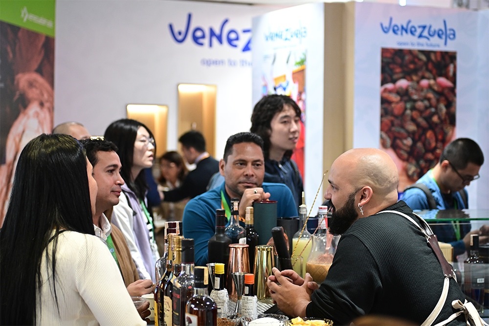 2023年11月9日，上海，觀眾在進博會委內瑞拉館參觀、交流、洽談。