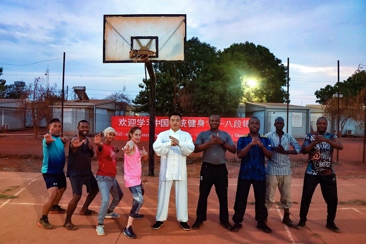 組織八段錦教學(xué)。王軍杰 攝